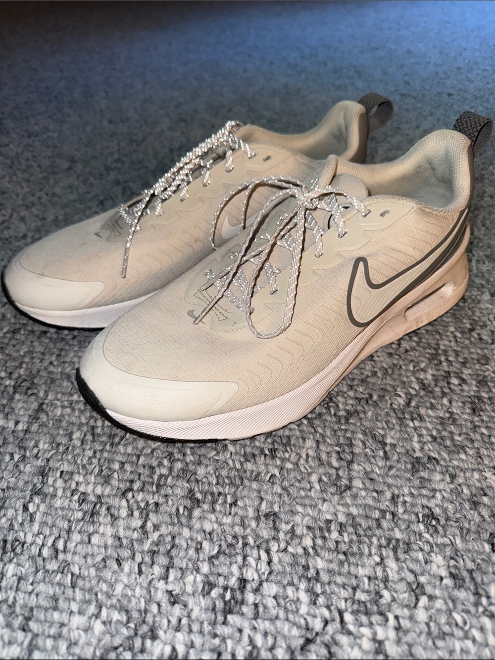 Nike Men's Nuaxis Premium Sneaker Water Repellent Size 10 Like New